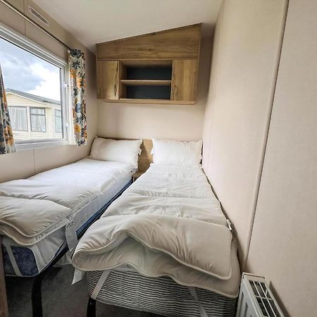 Homely 8 Berth Caravan At Dovercourt Holiday Park, Essex Ref 44201H Great Oakley  Exterior photo