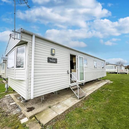 Homely 8 Berth Caravan At Dovercourt Holiday Park, Essex Ref 44201H Great Oakley  Exterior photo