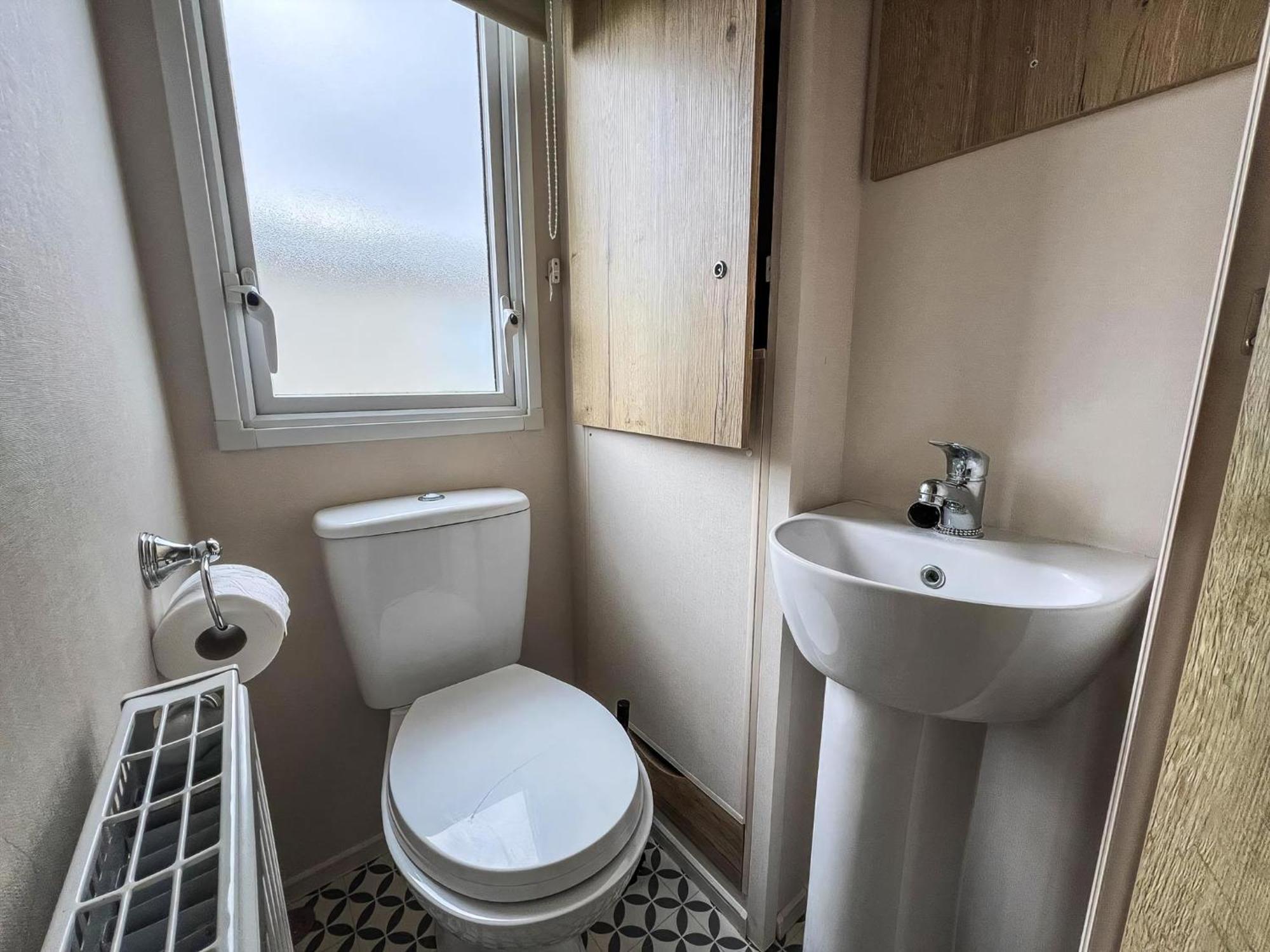 Homely 8 Berth Caravan At Dovercourt Holiday Park, Essex Ref 44201H Great Oakley  Exterior photo