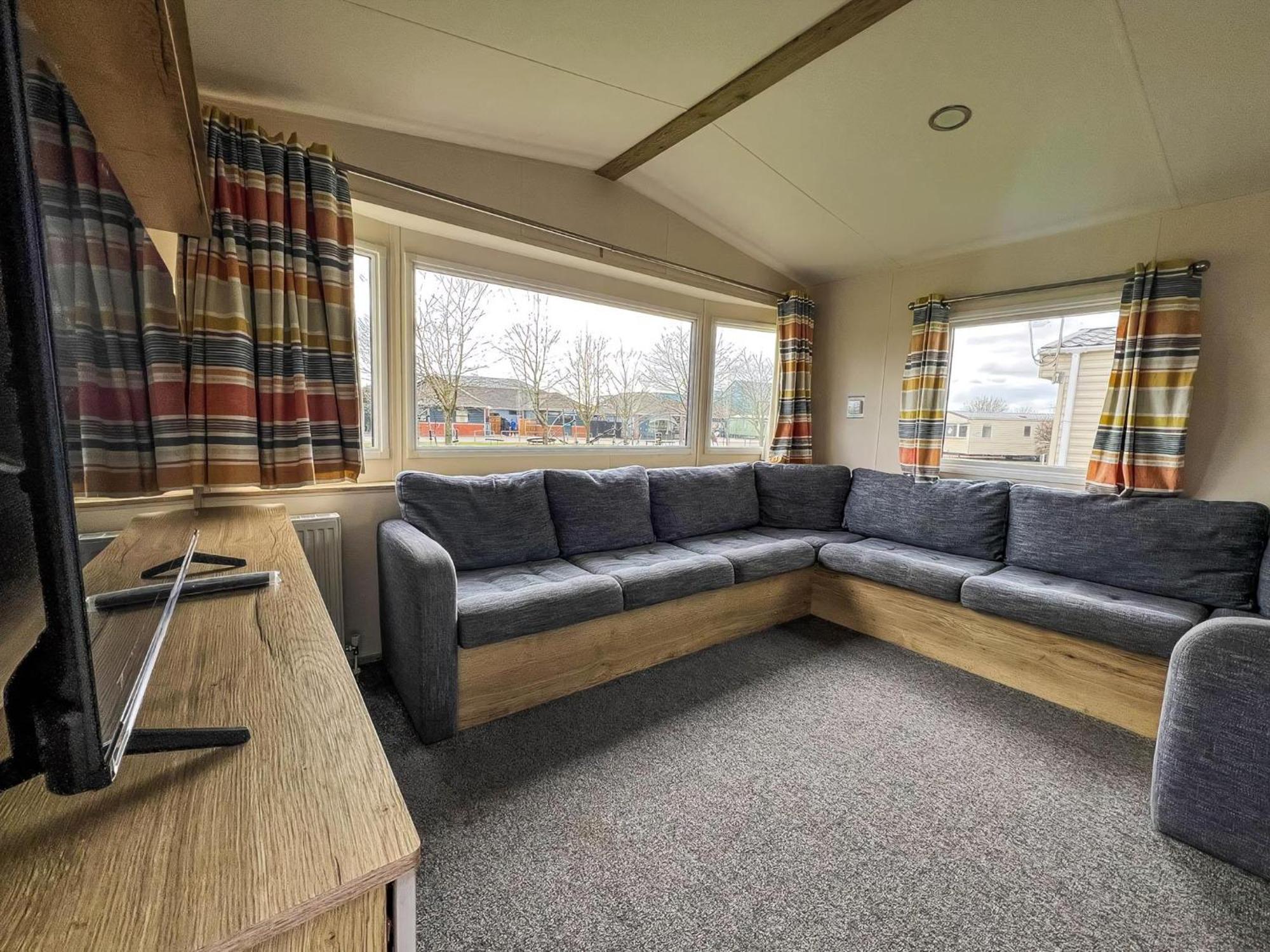 Homely 8 Berth Caravan At Dovercourt Holiday Park, Essex Ref 44201H Great Oakley  Exterior photo