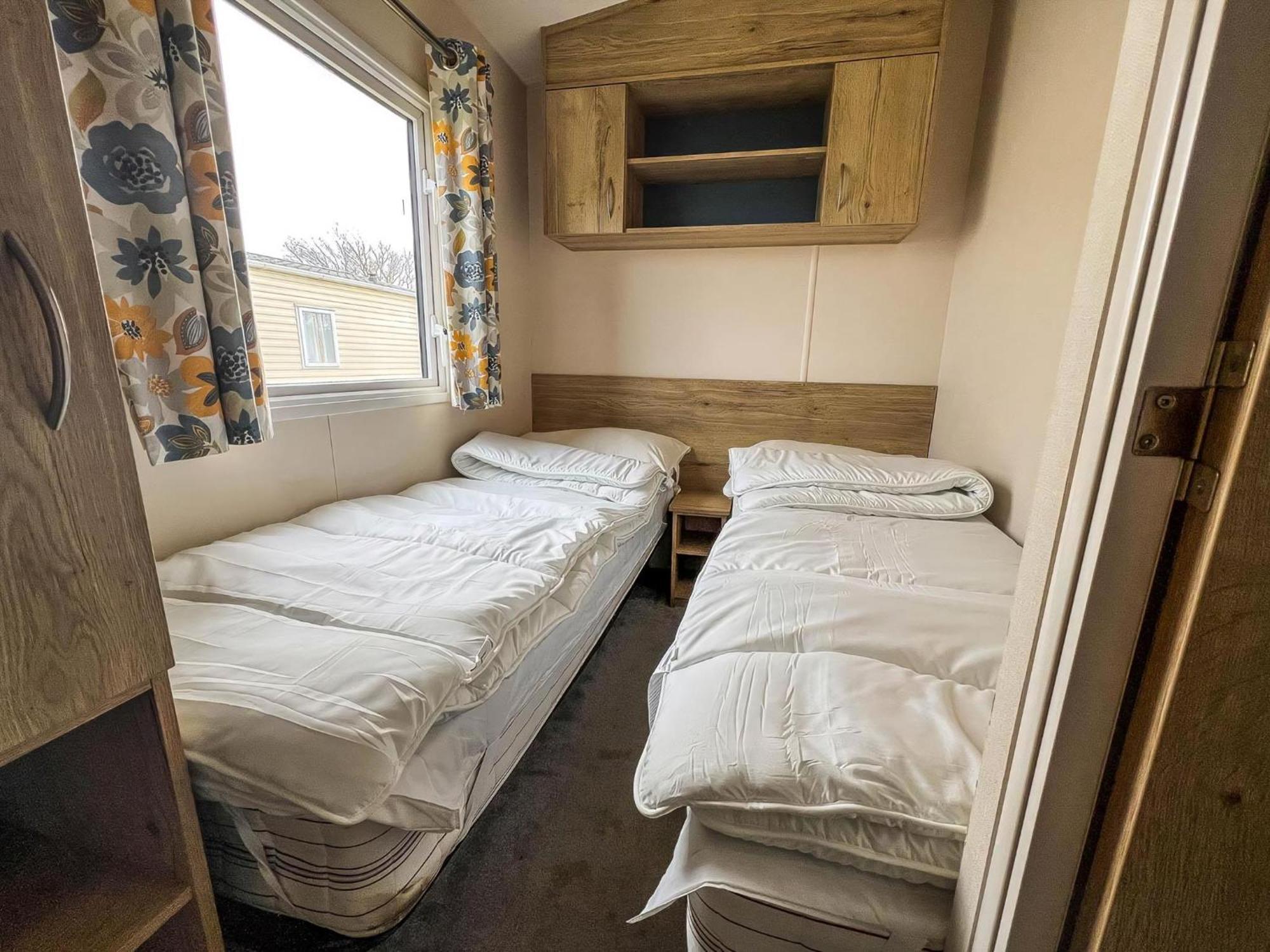 Homely 8 Berth Caravan At Dovercourt Holiday Park, Essex Ref 44201H Great Oakley  Exterior photo