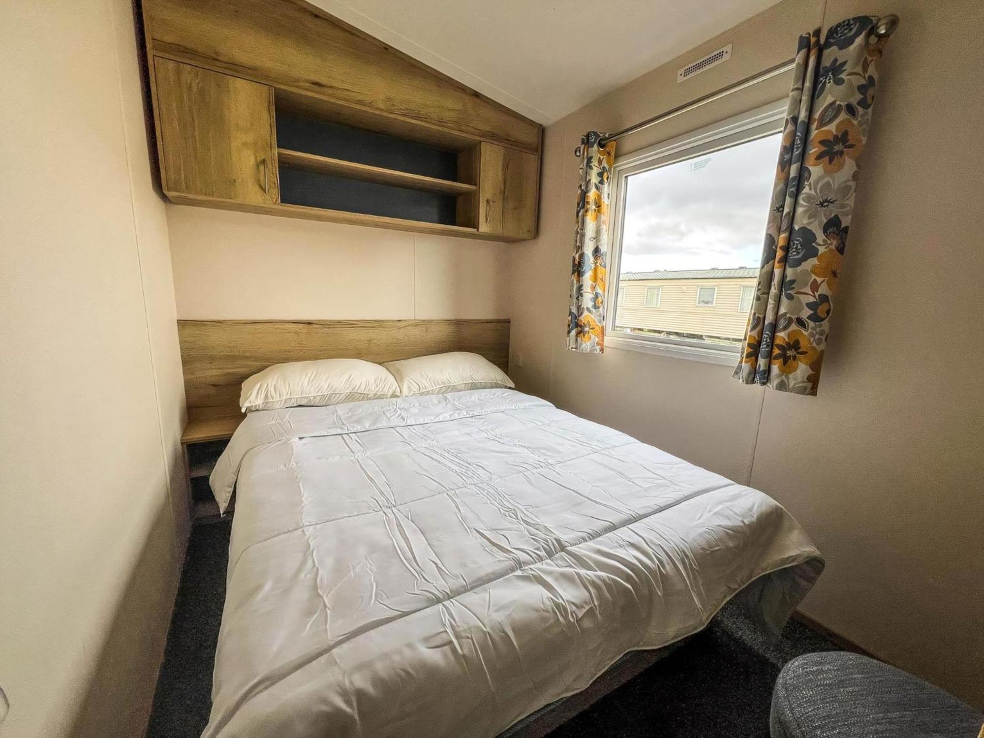 Homely 8 Berth Caravan At Dovercourt Holiday Park, Essex Ref 44201H Great Oakley  Exterior photo