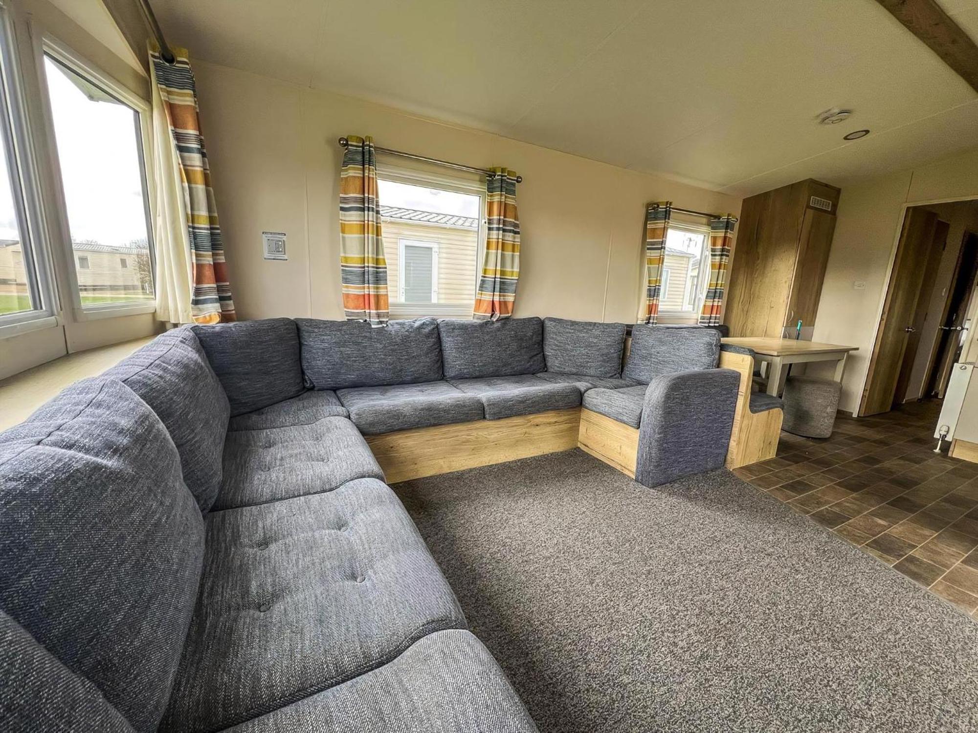 Homely 8 Berth Caravan At Dovercourt Holiday Park, Essex Ref 44201H Great Oakley  Exterior photo