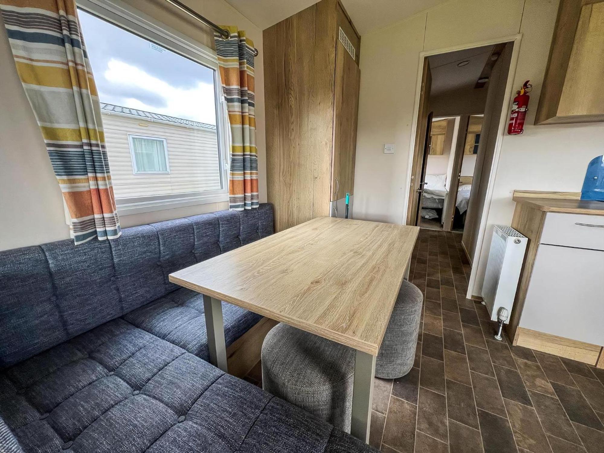 Homely 8 Berth Caravan At Dovercourt Holiday Park, Essex Ref 44201H Great Oakley  Exterior photo